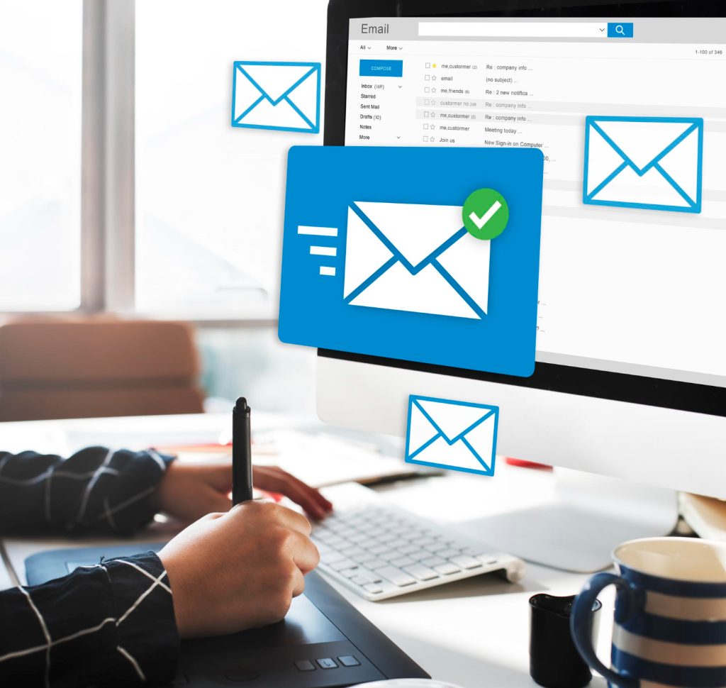 Buenas prácticas para prospectar en frío: bandeja de entrada profesional con correos enviados y entregados correctamente en un entorno de trabajo B2B.