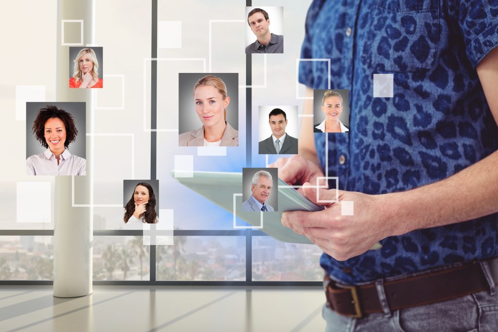 Visualización de múltiples perfiles profesionales conectados a través de una tablet, representando el análisis de audiencias para ilustrar cómo crear un buyer persona B2B.