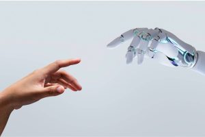Mano humana y mano robótica conectándose, símbolo de la integración entre inteligencia artificial y estrategia de marketing digital en 2026.