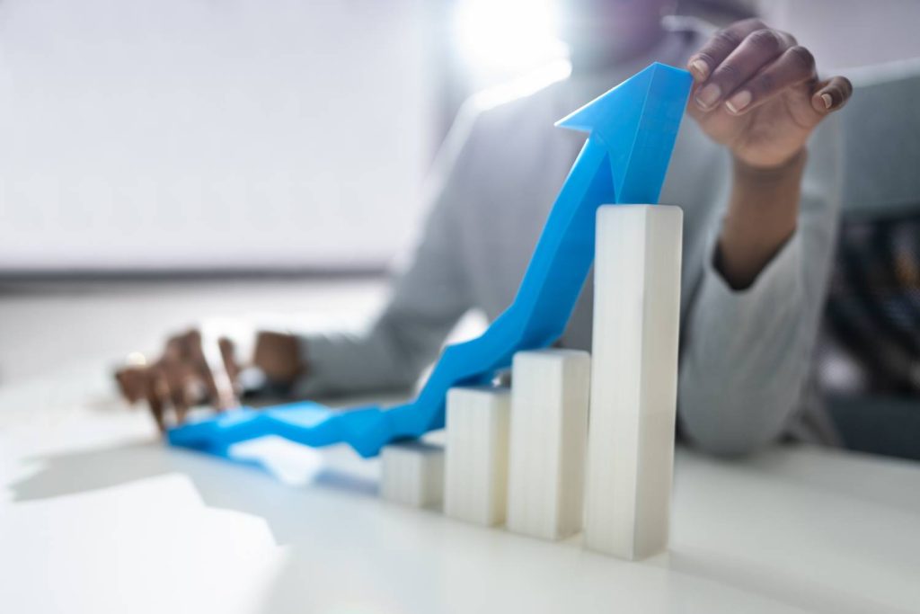 Profesional frente a pantallas digitales con LinkedIn, representando el crecimiento del marketing B2B y los ingresos publicitarios hasta 2027.