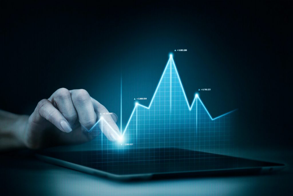 Análisis de métricas de prospección en frío B2B representado con gráficos digitales sobre una tablet, transmitiendo control y optimización de campañas.