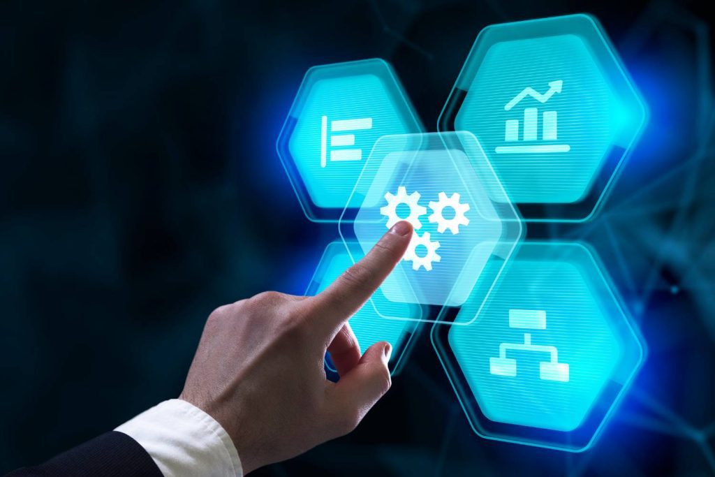 Mano tocando iconos digitales con engranajes y gráficos, representación visual del proceso de marketing automation en empresas B2B.