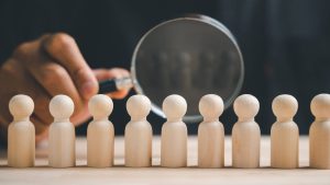 cómo construir un sistema de captación de clientes B2B con outreach mediante segmentación y selección de prospectos con lupa sobre grupo de figuras