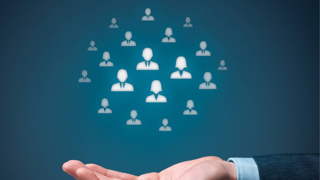 cómo construir un sistema de captación de clientes B2B con outreach representado como red de contactos y oportunidades sobre una mano