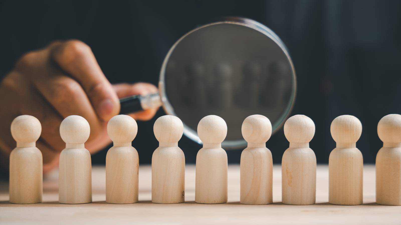 cómo construir un sistema de captación de clientes B2B con outreach mediante segmentación y selección de prospectos con lupa sobre grupo de figuras