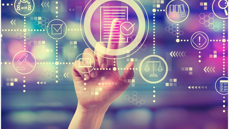 Interfaz digital interactiva que representa cómo la inteligencia artificial mejora la experiencia del cliente y la personalización en marketing.