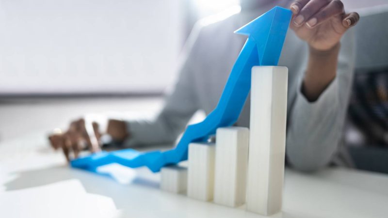 Profesional frente a pantallas digitales con LinkedIn, representando el crecimiento del marketing B2B y los ingresos publicitarios hasta 2027.