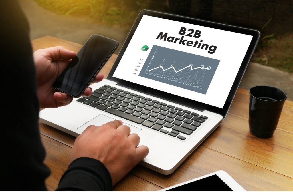 Profesional analizando métricas y datos digitales en un entorno corporativo, simbolizando la aplicación de estrategias de marketing digital en empresas B2B.